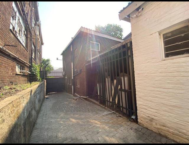 1,100M² WAREHOUSE FOR SALE IN NEWLANDS